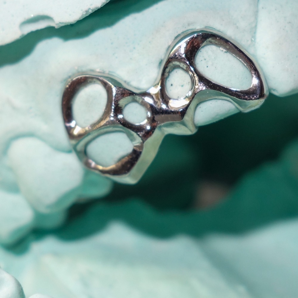 Zahnschmuck auf Modell — Custom Grillz Ansicht