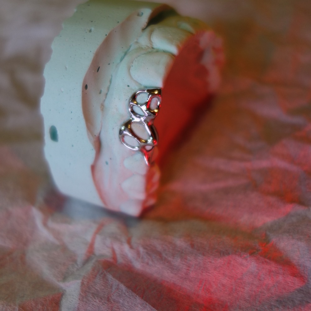 Zahnschmuck auf Modell — Custom Design Chopper Couture