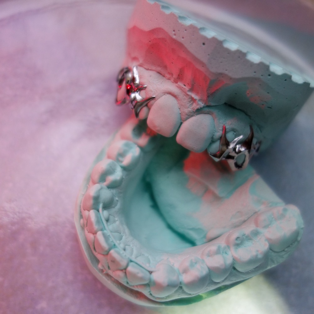 Custom Grillz auf Porzellan — Zahnschmuck Präsentation